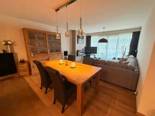 Dit prachtig gerenoveerde appartement is centraal gelegen in Wemmel, op wandelafstand van winkels, openbaar vervoer en gezellige horecazaken...