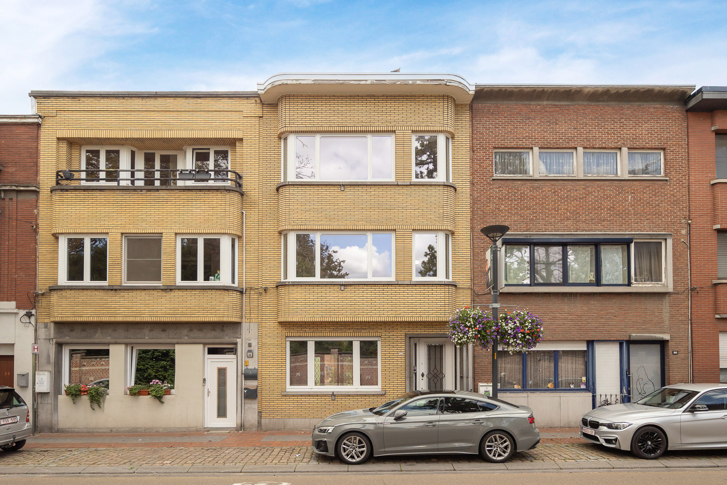 Volledige gerenoveerde gezinswoning (4slk) met ruime tuin - photo 1