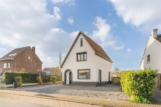<p><span>Instapklare woning te Lanaken</span></p><p><span> </span></p><p><span>Nabij het centrum van Lanaken en op een steenworp afstand van Domein Pietersheim kan u deze gerenoveerde woning terugvinden. De woning dateert van 1954 en heeft de afgelopen jaren een totaalrenovatie ondergaan. Er zijn 3 slaapkamers, 2 badkamers en 2 toiletten aanwezig. De woning ligt op een perceel van 11a73ca dat zuidwest georiënteerd is. Tot slot is de woning op enkele autominuten verwijderd van de Nederlandse grens met Maastricht. </span></p><p><span> </span></p><p><span>Volgende vernieuwingen zijn reeds gedaan: </span></p><p><span>- De woning is volledig gestript; </span></p><p><span>- leidingen elektriciteit, gas en water zijn vernieuwd; </span></p><p><span>- de eigenaar heeft nieuwe radiatoren geplaatst;</span></p><p><span>- nieuwe keuken en badkamers;</span></p><p><span>- men heeft het gras geëgaliseerd;</span></p><p><span>- aanpassingen i.f.v. verbeteren energiezuinigheid: vloeren voorzien van isolatie, plaatsing hoogrendementsketel en plaatsing raampartijen met driedubbel glas.</span></p><p><span> </span></p><p><span>Pluspunten van de woning: </span></p><p><span>- De woning ligt in een verzorgde, rustige en kindvriendelijke woonwijk naast Domein Pietersheim;</span></p><p><span>- goede verbinding met Lanaken centrum, Maasmechelen, Zutendaal en Maastricht (NL); </span></p><p><span>- vernieuwingen: volledig gestript, leidingen (elektriciteit, gas en water), radiatoren, badkamers, keuken, achtertuin, vloeren, verwarmingsketel ...;</span></p><p><span>- grondoppervlakte van 11a73ca; </span></p><p><span>- de tuin is zuidwest georiënteerd;</span></p><p><span>- de woning telt 3 slaapkamers, 2 badkamers en 2 toiletten; </span></p><p><span>- veel natuurlijk lichtinval door groot aantal raampartijen;</span></p><p><span>- EPC label C = geen renovatieverplichting; </span></p><p><span>- conform keuringsverslag elektriciteit; </span></p><p><span> </span></p><p><span>Wilt u de woning bezoeken of wenst u meer informatie te ontvangen? Neem dan gerust contact op via Iris@jemar.be of 0483110875.</span></p>