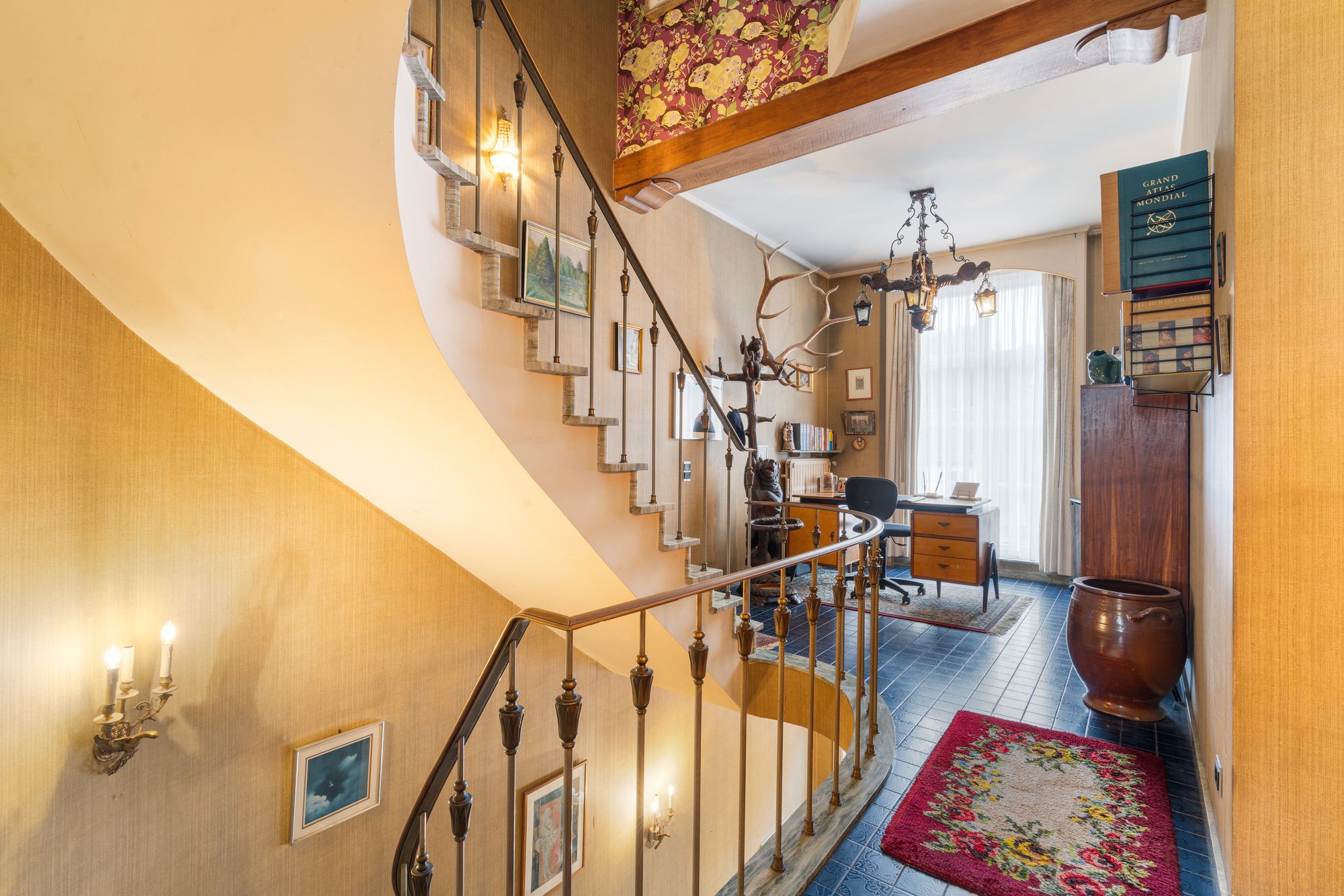 Karaktervolle en statige woning met ruime indeling en authentieke elementen in Eeklo - foto 4