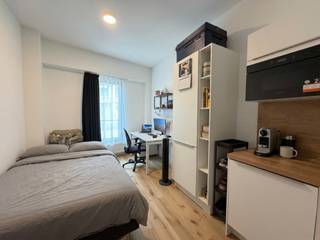 <p>Ben je op zoek naar een stijlvolle en gezellige studentenkamer? Dan is deze kamer precies wat je zoekt. De kamer is beschikbaar vanaf 5 augustus 2024 en is volledig gemeubileerd, waardoor je direct kunt intrekken en je meteen thuis kunt voelen. We hebben aan alles gedacht om ervoor te zorgen dat je een comfortabele en aangename leefomgeving hebt tijdens je studieperiode. Alle kamers beschikken over een privatieve badkamer met douche, toilet en wastafel. Naast je eigen privékamer heb je ook toegang tot de hypermoderne gemeenschappelijke keuken met terras. De ligging van het gebouw is ideaal voor studenten. Het is gelegen in het rustige Heverlee rustige, maar toch dicht bij universiteiten, hogescholen, openbaar vervoer en sportaccommodaties. Als je geïnteresseerd bent in het huren van deze prachtige studentenkamer, neem dan contact met ons op om een bezichtiging in te plannen. Wees er snel bij, want deze kamer zal snel worden verhuurd!<br />ENKEL STUDENTEN!</p>