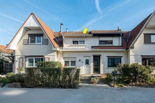 <p><span>Ligging</span><span>:</span></p><p><span> </span></p><p><span>Charmante, te renoveren eengezinswoning gelegen te Deurne-zuid in een pas heraangelegd rustig straatje maar toch vlakbij alle voorzieningen qua winkels, supermarkt, horeca en openbaar vervoer. Het groendomein RTivierenhof bevindt zich op wandelafstand.</span></p><p><span> </span></p><p><span>Indeling:</span></p><p><span> </span></p><p><span>Op het gelijkvloers is er een inkomhal met bergkast, een woonkamer met laminaatvloer en schouw met inbouwcassette, een ruime en lichte keukenruimte en een vernieuwde badkamer met douche en toilet. Vanuit de keuken is er doorgang naar het terras en de tuin.</span></p><p><span>Op de verdieping zijn er 2 ruime slaapkamers waarvan de voorste met een praktische kastenwand.<br />De woning beschikt over een aangename tuin die zelfs breder is dan de woning (ca. 60 m² incl. terras, 7 m breed) .Achteraan is er nog een toegangspoortje naar het erachter gelegen speelpleintje want zeer handig is voor doorgang met fietsen.</span></p><p><span> </span></p><p><span>Technische kenmerken:</span></p><p><span> </span></p><p><span>EPC Label E (renovatieplicht, min. binnen de 6 jaar naar label D), Grotendeels pvc ramen met dubbele beglazing, Vaillant Combi HR+ ketel</span></p>