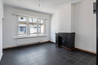 <p>Dit schitterend appartement geniet van absolute rust in het hartje van het Sint Andries Kwartier, middenin het groen in een autoluwe straat. Op de vierde verdieping van dit goed onderhouden gebouw betreed je het appartement die je meteen verrast met zijn strakke uitstraling dankzij de moderne, zwarte elementen die volledig tot zijn recht komen in de leefruimte met een knappe sierhaard die beslist de show steelt. Aangrenzend vind je de open keuken welke werd geïnstalleerd volgens het dagdagelijks comfort met onder andere een dampkap, spoelbak, gasvuur, etc. Verder tel je hier 1 slaapkamer en een nette badkamer uitgerust met een douche, lavabo en toilet. Als kers op de taart is er nog een Zuigericht terras van maar liefst 10 m² - hier geniet je heel de dag door van een heerlijk zonnetje!</p>
<p><strong>Maandelijkse kosten: slechts € 15,00 (onderhoud hal) + elektriciteit gemene delen. <br />Beschikbaar vanaf 1 november 2026. </strong></p>
<p><strong>Technische gegevens:</strong> Dubbele beglazing, verwarming met gasconvector, hoogte plafonds 2,8 meter.<br /><strong>Bevindt zich niet in een risicozone voor overstromingen (P- en G-score A). </strong></p>