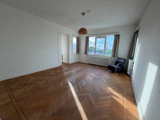 Stijlvol appartement met uniek uitzicht
Gelegen op de gegeerde Jan van Rijswijcklaan in de prachtige Tentoonstellingswijk van Antwerpen, bevindt zich dit volledig gerenoveerde appartement op de zevende verdieping van een charmant art deco gebouw uit 1935. Deze buurt staat bekend om haar statige architectuur, brede lanen en uitstekende bereikbaarheid, met tal van winkels, scholen, parken en openbaar vervoer in de onmiddellijke omgeving.
Het appartement heeft een bewoonbare oppervlakte van ca. 80 m² en biedt een aangename en lichtrijke leefruimte genietend van een indrukwekkend panoramisch uitzicht over de stad Antwerpen. Dankzij de grote raampartijen geniet u hier de hele dag van een maximale lichtinval. De aparte keuken is praktisch ingericht en voorzien van alle hedendaagse comfort. Verder beschikt het appartement over twee volwaardige slaapkamers en een stijlvolle, modern afgewerkte badkamer.
De combinatie van authentieke elementen zoals parketvloeren en moulures met een kwalitatieve renovatie zorgt voor een uniek en instapklaar geheel.
• Huurprijs: €975/maand
• Kosten: €150/maand (incl. water en verwarming)
• Waarborg: 3 maanden huur
Interesse? Contacteer ons voor meer info of een bezoek.