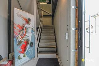 Een polyvalente ruimte op de 1ste verdieping van het gebouw nabij de Rijksweg te Lendelede.De ruimte is bereikbaar via een trappenhal. Geen lift...