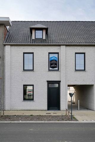 Deze duurzame hedendaagse woning in de Blekerijstraat (lot 1) bevindt zich centraal en op een boogscheut van het centrum van Tielt. De nieuwbouw is reeds wind- en waterdicht opgebouwd met een E-peil onder de 20 en wordt binnenin verder kwalitatief afgewerkt door Dumobil Woonprojecten naar wens en materiaalkeuze van de koper. De woning heeft verder een ideaal zuidoostelijke gerichte aangelegde stadstuin voorzien van een afsluiting, terras en gazon. Binnenin is er een open leefruimte met kwalitatief ingerichte keuken voorzien. Een badkamer met bad en inloopdouche, 3 slaapkamers op het eerste verdiep, waarvan 1 zeer ruime slaapkamer met dressing en mogelijkheid de tot een extra kamer op het tweede verdiep/zolderruimte die je met een vaste trap bereikt. Er is ook een aparte ruime garagebox in het verlengde van de tuin met extra ruimte voor het stallen van fietsen en tuingerief.<br /><br />De woning zal voorzien worden van vloerverwarming, zonnepanelen, ventilatiesysteem type D en alle nodige bevloeringen. Dit is de ideale kans om te investeren in een eigendom met een hoge meerwaarde.<br /><br />Deze all-inprijs excl. kosten omvat een volledig afgewerkte, instapklare woning met álle voorzieningen en omgevingswerken inbegrepen. De totale kostprijs inclusief wettelijke kosten waaronder registratierechten, btw, notariskosten en aansluitingskosten kan je eenvoudig bekijken op onze <u><strong>website</strong></u>: <strong>www.dumobil.be/nl/woonprojecten/projecten/tielt-blekerijstraat</strong> Of vraag vrijblijvend informatie via onze bouwadviseur Sam Borrey: <strong>sam@dumobil.be</strong> | <strong>0483 210 133</strong>