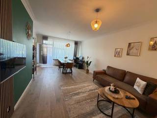 <p>Dit zeer verzorgde appartement op de eerste verdieping is ideaal gelegen in Aartselaar, met scholen, winkels en openbaar vervoer op korte afstand. Dankzij de centrale ligging tussen Antwerpen, Mechelen en Brussel geniet u van een uitstekende bereikbaarheid.<br /><br /><strong>INDELING</strong><br />Via de inkomhal betreedt u de lichtrijke leefruimte.<br />Zeer verzorgde open keuken, volledig uitgerust met de nodige toestellen. <br />De leefruimte biedt rechtstreeks toegang tot het terras.<br />Twee mooie slaapkamers.<br />Verzorgde badkamer met douche.<br />In het gebouw is bovendien een gemeenschappelijke fietsenberging aanwezig.<br /><br />Het geheel verkeert in uitstekende staat en is instapklaar.<br /><br /><br /><strong>POSITIEVE ASPECTEN</strong><br />- Verzorgd en instapklaar appartement<br />- Gemeenschappelijke fietsenberging<br />- Nabij scholen, winkels en openbaar vervoer<br />- Slechts 3 km van de waterbus naar Antwerpen<br />- Centrale ligging tussen Antwerpen, Mechelen en Brussel<br />- Toplocatie<br />- Mogelijkheid tot overname meubels<br /><br />Beschikbaar: vanaf 1 augustus<br />Waarborg: 3 maanden<br />Plaatsbeschrijving: €200 (éénmalig)<br />Vaste kosten: € 85/maand</p>
<p>Een perfect appartement voor starters, alleenstaanden, koppels of kleine gezinnen die op zoek zijn naar een instapklare woonst in het hart van Aartselaar.</p>
