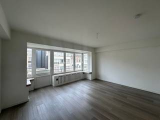 Dit gezellige duplex appartement is gelegen op de zevende verdieping van een goed onderhouden gebouw in de Koningsstraat 24. Het beschikt over 2 slaapkamers en is onmiddellijk beschikbaar. Er is een lift aanwezig in het gebouw. <br />De huurprijs bedraagt €795 per maand, met een bijkomende kost van €50 voor de algemene onkosten en voorschot €100 voor verwarming en water per maand.<br />Dit appartement is ideaal voor een alleenstaande of een stel dat op zoek is naar een comfortabele en goed gelegen woning in Oostende. <br />Contacteer ons voor meer informatie of om een bezichtiging in te plannen!