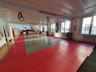 <p>For rent: two-level commercial space ideally located at Rue Philippe Le Bon 15, 1000 Brussels, in the heart of the <strong>European Quarter</strong>. This strategic location offers <strong>high pedestrian traffic</strong> and excellent <strong>street visibility</strong> thanks to a <strong>wide display window</strong>.</p>
<p>The property spans two floors, providing <strong>flexible space</strong> suitable for various uses such as <strong>retail, office, liberal profession, showroom</strong> or wellness salon. The layout allows for a clear separation between client-facing and work/storage areas.</p>
<p><strong>Highlights:</strong></p>
<ul>
<li>
<p>Central location near European institutions</p>
</li>
<li>Easy access via metro Schuman, bus and train</li>
<li>
<p>Dynamic and secure neighborhood</p>
</li>
<li>
<p>Available immediately</p>
</li>
</ul>
<p>A rare opportunity in one of Brussels’ most sought-after districts.</p>