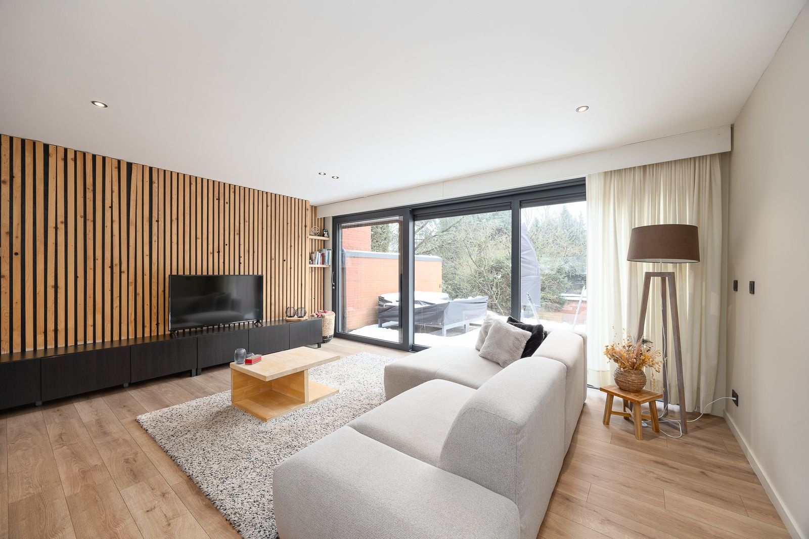 Unieke loftwoning met zonneterras, polyvalente ruimte en garage. - foto 4