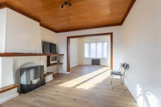 Roeselare-Rumbeke. Gelijkvloers  met 2 slaapkamers van 75 m² met aparte ingang en parkeerplaats. Recent vernieuwd. Ideale investering of...