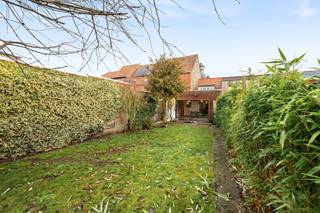 - Ideal location in Mesen: Daalstraat 6<br />- Bright living space<br />- Equipped kitchen<br />- Dining area with large windows<br />- Bathroom with walk-in shower and double sink<br />- 2 spacious bedrooms<br />- Nice, southwest-facing garden with terrace and garden shed<br />- EPC: 310 kWh/m²/year, UC: 3736042, no renovation obligation applicable<br />- Asking price: €219,000