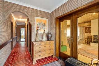 Deze ruime gelijkvloerse woning is gelegen op een perceel van maar liefst 11a89ca langs de Laarderweg in Grote Brogel (Peer). Erperheide, Snow Valley en sportcomplex De Deuster bevinden zich in de directe omgeving en er is een vlotte verbinding naar het gezellige stadscentrum. <br /><br />INDELING: <br />- Kelder met cv-ruimte en berging <br />- Gelijkvloers met inkomhal, leefruimte, keuken, nachthal, 3 ruime slaapkamers, badkamer, apart toilet en berging/wasplaats <br />- Zolderverdieping met tal van mogelijkheden (te bereiken via een vaste trap)<br /><br />De wagen kan men parkeren in één van de vrijstaande garages (waarvan één met tuinberging) en de grote tuin biedt rust en vrijheid door het achterliggend agrarisch gebied. <br /><br />Aarzel niet om ons te contacteren voor meer info of een bezoek.