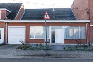 Deze eigendom is gelegen op een toplocatie, vlak aan de dijk van de Schelde, ideaal voor natuurliefhebbers, wandelaars en fietsers. De woning is ingedeeld als volgt: inkomhal, woonkamer, keuken met zicht op de Zuidoost georiënteerde tuin, slaapkamer, badkamer voorzien van een ligbad en toilet, ruime bergruimte en garage (42m²). Deze woning biedt tal van mogelijkheden om jouw droomwoning te creëren op een mooie locatie. Voor meer info of een bezoek bel gerust het nummer: 03/283.84.84 of mail naar gert@ax-quality.be Gvg/Wg/Gmo/Vkr/Gvv EPC 610 KWh/m² (Energielabel F) UC 2959949. P score: B, G score: A