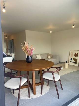 Kom vrijblijvend langs en neem een kijkje in deze residentie!
Mooi en lichtrijk appartement op de eerste verdieping van deze kleine nieuwbouwresidentie in centrum Kluizen. Dit nieuwbouw appartement ligt onder de kerktoren van het rustige Kluizen en bestaat uit inkom met toilet, living, open en volledig ingerichte keuken en voorzien van alle toestellen, nachthal, 2 ruime slaapkamers, badkamer en wasplaats/berging. Het appartement wordt hoogwaardig afgewerkt met duurzame materialen. Door alle nieuwste technieken en isolatie in combinatie met vloerverwarming, standaard met warmtepompinstallatie en ventilatie  is de energiezuinigheid gegarandeerd (zeer laag verbruik). Bovendien beschikt dit appartement over een aangenaam zonneterras. 
Het gebouw beschikt eveneens over een gemeenschappelijke fietsenstalling. 
Lift aanwezig in het gebouw.
Mogelijkheid tot bijkopen van een garagebox of staanplaats achteraan het gebouw.
Bakker, slager, apotheker, restaurant,... op wandelafstand en gelegen vlakbij een bushalte.
 MOGELIJKHEID TOT AANKOOP ONDER STELSEL 6% BTW VOOR EIGEN BEWONING.
Bel ons voor een afspraak op 0495/93.38.35.