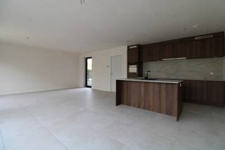Volledig AFGEWERKTE halfopen BEN nieuwbouwwoning

Prachtige VOLLEDIG AFGEWERKTE nieuwbouwwoning gelegen in de dorpskern van Zoersel.

Deze halfopen woning is gelegen op een mooi perceel van +- 365m² en bestaat uit een ruime en lichte woonkamer met open keuken, inkomhal, berging, 2 aparte toiletten, 3 slaapkamers, badkamer, zolder (met vaste trap te bereiken en voorzien van ramen, kan eventueel ook ingericht worden als extra slaapkamer), inpandige garage en een zonnige tuin.

VP: € 505.145,50 excl. kosten