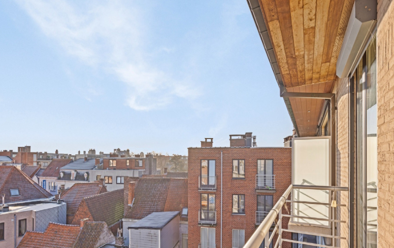 Roeselare-centrum. Lichtrijk 2-slaapkamerappartement in hartje Roeselare met vooraan en achteraan prachtige terrassen. Overal dichtbij en op 4 hoog gelegen ! - foto 1