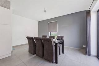 <p><span>LOGEMENT À LOUER AVEC 3 CHAMBRES + PARKING À  , PRÈS DU CENTRE-VILLE</span></p><p><span> </span></p><p><span>Vous recherchez un logement prêt à emménager à Saint-Trond ? Ce logement économe en énergie fait partie de la Résidence Botanique et est situé dans un quartier résidentiel calme, juste à la périphérie du centre-ville animé. Grâce à son accès facile et à sa proximité des écoles, des transports en commun et des commerces, c'est un excellent choix pour ceux qui souhaitent vivre au cœur de la ville tout en profitant d'un cadre paisible. </span></p><p><span> </span></p><p><span>On pénètre dans ce logement par le hall d’entrée qui donne accès, d’une part, aux toilettes invités et, d’autre part, à l’espace de vie. Dans l’espace de vie, on découvre une cuisine ouverte entièrement équipée, une salle à manger et un coin salon. Au rez-de-chaussée, on trouve également un débarras qui sert également de buanderie. La baie vitrée coulissante du salon donne accès à la terrasse, dotée d’un portillon menant au jardin commun. </span></p><p><span> </span></p><p><span>Après avoir exploré le rez-de-chaussée, nous nous rendons au premier étage. En arrivant dans le couloir de nuit, nous accédons à trois chambres, aux salles de bains ainsi qu’au grenier, accessible par la trappe située dans ce même couloir. </span></p><p><span> </span></p><p><span>Un atout supplémentaire : le local à vélos commun et une place de parking attitrée dans le parking souterrain, inclus dans le loyer.</span></p><p><span> </span></p><p><span>Vous souhaitez visiter ce logement ? Contactez Pillar à l'adresse <span>info@pillar.estate</span></span><span> ou </span><span>au</span><span> 033 695 695. </span></p><p><span> </span></p><p><span>À bientôt !</span></p><p><span> </span></p><p><span>*Ces informations sont fournies à titre purement indicatif. Les surfaces mentionnées ne sont qu'une indication. Pillar ne peut être tenue responsable de l'exactitude des informations qui lui ont été fournies. </span></p><p><span> </span></p>