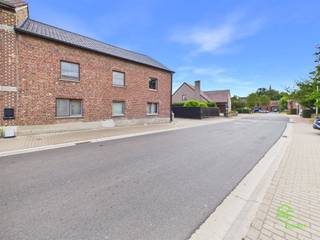 <p><span>Op een mooi perceel van 11 are 3 ca in het rustige Buvingen vindt u deze halfopen bebouwing met een uitstekende zuidgerichte tuin. </span></p><p><span>De woning combineert een aangename leefruimte met tal van mogelijkheden om ze verder naar uw eigen wensen in te richten. </span></p><p><span>Dankzij de ruime indeling, de vergunde veranda en de grote zolder is er bovendien voldoende potentieel om extra woonruimte te creëren.</span></p><p><span> </span></p><p><span>De centrale, open keuken werd volledig vernieuwd in 2016 en vormt het hart van de woning. Aansluitend bevinden zich de lichtrijke eetkamer en gezellige leefruimte, terwijl de praktische wasplaats extra comfort biedt. </span></p><p><span>Op de verdieping zijn er drie slaapkamers, een badkamer met inloopdouche en een bijkomende ruimte die perfect dienst kan doen als bureau, dressing of berging. </span></p><p><span>De ruime zolder biedt de mogelijkheid om een vierde slaapkamer of een extra hobbyruimte in te richten.</span></p><p><span> </span></p><p><span>Ook buiten is het heerlijk genieten. Het ruime terras aan de woning en de recente overkapping bij het nieuwe tuinhuis vormen de ideale plekken om te ontspannen of gasten te ontvangen. </span></p><p><span>De volledig omheinde tuin biedt veel privacy, terwijl de grote bomen op warme dagen voor aangename natuurlijke schaduw zorgen. </span></p><p><span>Via de brede poort naast de woning bereikt u de achterliggende parkeerzone, waar meerdere wagens veilig op eigen terrein kunnen staan. Ook voor de poort is er een ruime oprit met extra parkeergelegenheid.</span></p><p><span>In 2026 werden zowel het dak als het stijlvolle tuinhuis met overkapping vernieuwd, wat deze woning een belangrijke meerwaarde geeft. Bovendien bevindt ze zich op wandelafstand van openbaar vervoer en op korte afstand van scholen, winkels en het centrum.</span></p><p><span> </span></p><p><span>Pluspunten:</span></p><p><span>- EPC label C</span></p><p><span>- elektriciteit conform</span></p><p><span>- nieuw dak</span></p><p><span> </span></p><p><span>De vermelde bewoonbare oppervlakte is de netto-oppervlakte van de woning met uitzondering van de zolder en bijgebouwen.</span></p>