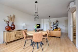 <p><span><strong>TE KOOP: Instapklaar duplexappartement met 3 slaapkamers en prachtig terras in hartje Zolder!</strong></span><br /><span>Dit ruime en instapklare duplexappartement is gelegen op een uitstekende locatie in het centrum van Zolder. Winkels, scholen, openbaar vervoer, horecazaken en andere dagelijkse voorzieningen bevinden zich op wandelafstand, terwijl ook de omliggende gemeenten en belangrijke verbindingswegen vlot bereikbaar zijn.</span><br /><span>Het appartement bevindt zich op de derde en vierde verdieping van een verzorgd gebouw met lift en biedt een aangename combinatie van ruimte, comfort en praktische voorzieningen.</span><br /><span>Op de woonverdieping vindt u een ruime en lichtrijke leefruimte met grote raampartijen die zorgen voor veel natuurlijke lichtinval. De ingerichte keuken sluit aan op een praktische berging, wat zorgt voor extra opbergruimte en gebruiksgemak. Verder beschikt het appartement over drie volwaardige slaapkamers, een badkamer met ligbad en een apart toilet.</span><br /><span>Via een vaste trap bereikt u de bovenverdieping. Hier bevindt zich een lichtrijke glazen veranda die toegang geeft tot het ruime terras. Deze aangename extra ruimte vormt samen met het terras een absolute meerwaarde en creëert een unieke plek om in alle rust te genieten van het open uitzicht.</span><br /><span>Bijkomende troeven zijn de twee airco-units, de aanwezigheid van een lift, de ruime ondergrondse berging en de privatieve autostaanplaats. Dankzij de verzorgde afwerking en de uitgevoerde renovaties is het appartement instapklaar en geschikt voor zowel eigen bewoning als investering.</span><br /><span><strong>Indeling:</strong></span><br /><span>Inkomhal, apart toilet, ruime leefruimte, ingerichte keuken met aansluitende berging, drie slaapkamers en badkamer met ligbad. Via een vaste trap bereikt u de bovenverdieping met lichtrijke glazen veranda en toegang tot het ruime terras.</span><br /><span>Daarnaast beschikt het appartement over een ruime ondergrondse berging en een privatieve autostaanplaats.</span><br /><span>Ligging:</span><br /><span>Gelegen in het centrum van Zolder, met winkels, scholen, openbaar vervoer, horecazaken en andere dagelijkse voorzieningen op wandelafstand. Dankzij de centrale ligging en de vlotte verbinding met omliggende gemeenten en belangrijke invalswegen geniet u hier van een uitstekende bereikbaarheid.</span><br /><span><strong>Troeven:</strong></span><br /><span>- Centrale ligging in hartje Zolder!</span><br /><span>- Ruim duplexappartement!</span><br /><span>- 3 volwaardige slaapkamers!</span><br /><span>- Groot terras met open uitzicht!</span><br /><span>- Airconditioning aanwezig!</span><br /><span>- Kelderberging inbegrepen!</span><br /><span>- Privatieve autostaanplaats!</span><br /><span>- Interessant als eigen woning en investering!</span><br /><span><strong>EPC C met certificaatnummer 20260604-0003885049-RES-1</strong></span><br /><span><strong>G-score: A</strong></span><br /><span><strong>P-score: B</strong></span><br /><span><strong>Stedenbouwkundige info: woongebied – bouwvergunning – geen voorkooprecht </strong></span><br /><span>Bron bewoonbare oppervlakte EPC</span></p>