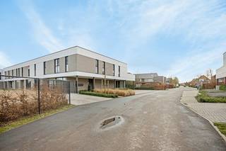 Dans un complexe résidentiel appelé Rose Gardens, sur et avec terrain et toutes les autres annexes, situé à Brecht, troisième département, Nollekensweg, d'une superficie de 39 acres et 93 centiares : <br />La maison/appartement Nollekensweg 79 à vendre sous un régime de TVA au prix de 590 000 euros (TVA incluse (21%) et enregistrement (part du terrain). Année de construction 2022.<br />Disposition : <br />Au sous-sol : place de parking double pour deux voitures, local à vélos, escalier avec porte d'entrée et escalier menant au rez-de-chaussée, débarras avec porte d'entrée et ascenseur avec ascenseur.<br />Au rez-de-chaussée : le hall d'entrée avec porte d'entrée, toilettes, ascenseur avec ascenseur, salon avec cuisine ouverte et terrasse privée, escalier menant au premier étage, vestiaire.<br />Au premier étage : palier, ascenseur avec ascenseur, débarras, salle de bains, chambre principale avec dressing et une autre chambre.<br />Chauffage au sol à l'électricité.<br />8 panneaux solaires<br />Installation parléphone/vidéo en liaison avec l'entrée, le système d'ouverture des portes et le système de sonnerie pour usage privé.<br />Jardin communautaire.