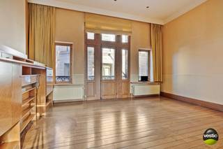 Gelegen in het hart van het historische stadscentrum van Tongeren, aan de Piepelpoel 15, bevindt zich dit imposante handelshuis met de grandeur van een stadsvilla.<br /><br />De toplocatie, recht tegenover de rechtbank, en de ruime parkeermogelijkheden in de directe omgeving maken dit pand tot een unieke aanbieding.<br /><br />Dit eclectische handelsherenhuis, gebouwd aan het eind van de 19e eeuw op een perceel van 1A76CA, straalt klasse uit met zijn architecturale voorgevel van historische waarde.<br />Het biedt een commerciële ruimte op de begane grond van 140m² en een royaal appartement met drie slaapkamers van 156m².<br /><br />Het handelsgelijkvloers is momenteel ingericht als bank en biedt een onthaalruimte uitgerust met kogelvrije wandpanelen, een bureelruimte met een hoger gelegen archiefruimte, en een ganghal die leidt naar een bergruimte, afzonderlijke sanitaire voorzieningen voor dames en heren, een kitchenette, een ruime polyvalente vergaderruimte en een klein binnenkoertje.<br />Bovendien is het pand deels onderkelderd en beschikt het over twee bergruimten en een CV-ruimte.<br /><br />Via de private trappenhal bereikt u het triplexappartement.<br />Op de tussenverdieping bevindt zich een gastentoilet, terwijl de eerste etage plaats biedt aan een ruime leefruimte en een volledig ingerichte keuken.<br />De hoge plafonds en de prachtige, originele eikenhouten raampartijen voegen extra grandeur toe aan deze verdieping.<br /><br />De tweede verdieping omvat twee ruime slaapkamers, een badkamer en een apart nachttoilet.  <br />De derde slaapkamer en een praktische bergzolder bevinden zich op de bovenste verdieping.<br /><br />Dit unieke pand biedt een reeks uitzonderlijke voordelen:<br /><br />- Authentiek handelsherenhuis met onmiskenbare historische allure.<br />- Ruim triplexappartement met drie slaapkamers.<br />- Perfect gelegen in het levendige centrum van Tongeren, dicht bij het Marktplein en de Basiliek, en met veel voorbijgangers.<br />- Functionele en strategische locatie tegenover de rechtbank, ideaal voor diverse commerciële doeleinden zoals kantoor, bank,...<br />- In goede staat van onderhoud.<br />- Alle nutsvoorzieningen voor handel en woonst zijn gescheiden, met aparte CV-installaties op aardgas.<br />- Asbestveilig.<br /><br />Voor meer informatie of een bezoek ter plaatse kunt u ons bereiken via 0473 79 29 30 of mailen naar luc@vestio.com.<br /> 