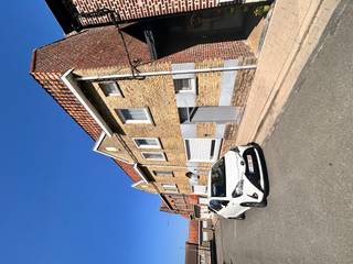 Ruime woning met tuin te koop in Heuvelland.Indeling als volgt: Inkom, wc, woonkamer, keuken1ste verdiep: 2 kamers &amp; badkamer.Ruime zolder met...