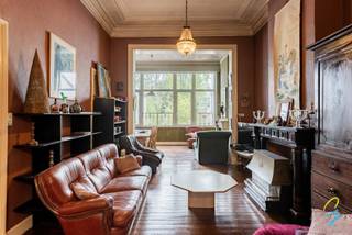 Dit uniek herenhuis is te koop in het centrum van Geraardsbergen.<br /><br />Het huis heeft een ruime inkomhal dat een uitzonderlijk mooie mozaïekvloer heeft, via de inkomhal kan je naar de garage (de inrijpoort is vrij laag) of via de trap kom je in de woonkamer en keuken.<br />Vooraan in het huis is er een ruimte dat kan dienen als bureau, zitplaats enz, deze kan worden afgescheiden van de living door een deur uit meerdere delen.<br />De living en eetplaats hebben grote vensters die uitkijken op de mooie tuin, de ramen beneden zijn in PVC en werden recent vernieuwd.<br />Links achter ligt de keuken waar je toegang hebt tot het terras. Achter de keuken ligt de vernieuwde badkamer. De badkamer is klein, maar heeft een douche, lavabo en toilet.<br /><br />Bijna elke ruimte heeft een marmeren schouw, de meeste vloeren zijn houten plankenvloeren.<br /><br />Op de tussenverdieping van gelijkvloers naar eerste verdiep bevindt zich een toilet.<br /><br />De eerste verdieping heeft 2 grote slaapkamers. De bovenste verdieping heeft 3 slaapkamers. Op beide verdiepingen dienen de ramen vernieuwd te worden. <br /><br />De zolder is ruim en kan nog verder ingericht worden.<br />Het dak werd vernieuwd.<br /><br />De kelder/garage bestaat uit verschillende ruimtes en komt uit op de tuin.<br />De tuin is uiterst aangenaam en heeft een landschildpad als bewoner sinds 2 generaties.<br /><br />Deze woning heeft veel potentieel en kan bv gebruikt worden voor bureau in te maken voor vrij beroep.<br /><br />Interesse in deze parel? Contacteer Isabelle: 0498/10.69.56 of isabelle@cornelis.be