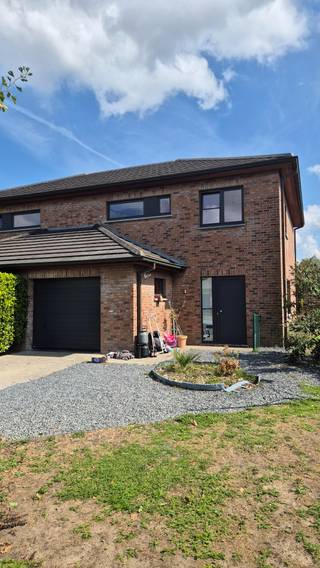 Charmante woning, dichtbij het centrum van Evergem, in een residentiële verkaveling. Deze ruime woning biedt alle comfort en gemakken die je maar kunt wensen. <br /><br />Fantastische indeling : een ruime woonkamer met veel lichtinval, een uitgeruste keuken, inkomhal & toilet. Boven zijn er 3 grote slaapkamers, een ruime badkamer, toilet. <br /><br />Buiten vind je een mooie tuin en een groot terras waar je kunt ontspannen en genieten van de zon. <br /><br />Topligging, dichtbij winkels, restaurants, bib, openbaar vervoer, scholen, sportcentra.... dit pand is gelegen in de Patrijzenstraat, de perfecte plek voor iedereen die op zoek is naar comfort, gemak en een rustige omgeving dichtbij het centrum. <br /><br />Weldra meer foto's<br />Meer info of een plaatsbezoek gewenst bel Annemie 0477/34.54.38