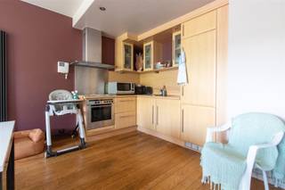 <p><span>Instapklaar 1-slaapkamerappartement met EPC-label B in hartje Kortrijk</span></p><p><span>Welkom in dit instapklare 1-slaapkamerappartement, ideaal gelegen in het bruisende centrum van Kortrijk. Dit appartement combineert modern comfort met energiezuinig wonen, dankzij het uitstekende EPC-label B.</span></p><p><span>Bij binnenkomst word je verwelkomd in een lichtrijke leefruimte, perfect voor zowel ontspanning als ontvangst. De open keuken is volledig uitgerust en biedt alle nodige toestellen om heerlijke maaltijden te bereiden. De ruime slaapkamer straalt rust uit en zorgt voor een goede nachtrust. De badkamer is modern ingericht met een inloopdouche en een stijlvol wastafelmeubel.</span></p><p><span>De ligging van het appartement is absoluut top: je bevindt je op wandelafstand van winkels, gezellige cafés, restaurants en openbaar vervoer. Alles wat je nodig hebt, ligt binnen handbereik.</span></p><p><span>Dit appartement is niet alleen een uitstekende investering, maar ook de perfecte keuze voor wie op zoek is naar een comfortabele thuis in het centrum van Kortrijk. Aarzel niet en plan vandaag nog je bezoek!</span></p>