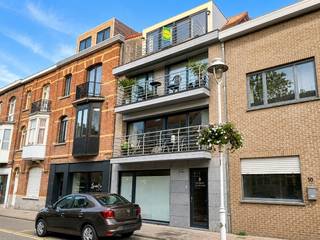 omvattende een klare living met modern ingerichte open keuken en terras, 2 slaapkamers, ingerichte badkamer, berging en balkon<br /><br />HP = 725 €/maand<br />HL = 50 €/maand