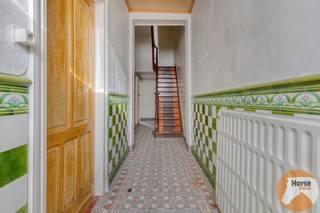 OUDENBURG - Uniek renovatieproject vlakbij de kust - hoevewoning met stallen en loods op 3 HA
Horse-Immo bied je deze karaktervolle landbouwwoning aan met aanpalende weides in het rustige Oudenburg!
Deze eigendom ligt in groene long, aan een zeer rustig straatje en biedt alle mogelijkheden in combinatie met authenticiteit en rust.
Dankzij de aangebouwde koeienstal is er alle potentieel om de leefruimte verder uit te breiden of een praktijk/kantoor aan huis te integreren.
Rondom de hoeve liggen 27.000m² aanpalende weides — een idyllische setting voor dierenliefhebbers, hobbyboeren of wie gewoon wil genieten van rust en natuur.
Daarnaast biedt het stalgebouw/loods van 250m² tal van mogelijkheden: opslag, atelier, paardenstal, of toekomstig gastenverblijf....
Er is een extra stalgebouw van 100m² voor wie extra plaats zoekt.
Naast de woning mag de vervallen paardenstal ook terug worden opgebouwd om het gesloten karakter van de hoeve te bevestigen.
Het goed is gelegen volledig in het groen, op 5 minuten van de E40 en op 11 minuten van de kust.
Interesse? Aarzel dan niet om ons te contacteren op 053/60 65 66!