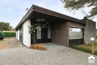 <p>In een aangename rustige straat bevindt zich deze gelijkvloerse gezinswoning op een perceel van 7a51ca.</p>

<p>Deze woning biedt tal van mogelijkheden voor wie op zoek is naar een woning om naar eigen smaak in te richten.</p>

<p>Door de hoge plafonds krijgt u een ruimtelijk gevoel in deze woning.</p>

<p>De inpandige garage is bereikbaar langs de achterzijde en kan tevens gebruikt worden als opslagruimte. Onder de volledige woning bevindt zich een ruime kruipkelder.</p>

<p><strong><u>Troeven:</u></strong></p>

<ul><li>Alle nodige voorzieningen in de buurt: supermarkten, scholen, openbaar vervoer, ziekenhuis,...</li><li>Vlotte verbinding naar de verbindingsweg Hasselt-Eindhoven (slechts 1 minuut)</li><li>Dichtbij het groen</li><li>Kindvriendelijke straat</li></ul>

<p><u>Indeling: zie bijlage.</u></p>