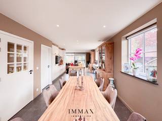 Maison pastorale neuve prête à emménager avec finitions haut de gamme et jardin orienté sud-est dans le quartier prisé de Sint-Kruis !<br /><br />Avec un score PEB exceptionnel de -24 kWh/m²/an, cette habitation offre le confort et les performances énergétiques d’une véritable maison passive, avec des coûts énergétiques extrêmement réduits.<br /><br />Cette charmante maison semi-mitoyenne de style campagnard se compose comme suit :<br />Rez-de-chaussée : Hall d’entrée avec toilette invités et vestiaire – lumineuse salle à manger avec cuisine ouverte entièrement équipée et îlot central, dotée de tous les appareils modernes – buanderie / espace de rangement pratique attenant à la cuisine – agréable séjour avec vue sur le jardin et accès à une véranda lumineuse – jardin orienté sud-est avec abri de jardin et un agréable espace extérieur couvert orienté plein sud.<br />1er étage : Hall de nuit avec toilette séparée – 2 chambres spacieuses et complètes équipées de ventilo-convecteurs assurant à la fois le chauffage et le refroidissement – salle de bains avec douche à l’italienne, baignoire et large lavabo avec nombreux espaces de rangement intégrés.<br />2e étage : 2 chambres spacieuses et complètes équipées de ventilo-convecteurs assurant à la fois le chauffage et le refroidissement – local de rangement avec espace technique.<br />3e étage : Grenier pratique offrant un espace de rangement supplémentaire, accessible via un escalier escamotable.<br /><br />La maison est également équipée d’une domotique avancée (Niko Home Control), d’un système d’alarme, de caméras de surveillance et dispose d’un emplacement de parking privatif fermé par un portail automatisé.<br /><br />** Ce bien vous est proposé selon la méthode de vente dite « prix de départ ». Ce prix de départ indiqué ne constitue donc pas une offre, mais une invitation à faire une proposition de prix. Vous pouvez à tout moment faire une proposition à partir de ce prix, que le propriétaire pourra accepter ou refuser. Si vous avez des questions concernant cette méthode de vente, n'hésitez pas à nous contacter. **<br /><br />Pour plus d’informations ou une visite sans engagement, contactez Céline au +32 476 60 60 23 ou par e-mail à celine@immax.be
