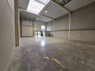 Strategisch gelegen magazijn op het industrieterrein 'Stadsheide' (Hasselt), vlakbij de Corda Campus. Goede verbinding met zowel de E314 als de...