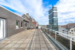 Dit exclusief penthouse biedt een zeldzame combinatie van uitzonderlijke buitenruimte, lichtinval rondom en een toplocatie ter hoogte van het Heldenplein, op slechts enkele stappen van het strand en de zeedijk.<br />Met twee terrassen, zowel zuid- als noordgericht geniet u hier van zon op elk moment van de dag.<br /><br />Indeling: inkomhal, bergkast, lichtrijke leefruimte met toegang tot beide terrassen, aparte keukenruimte met berging, één zeer ruime slaapkamer, ingemaakte kasten en directe toegang tot het terras, aansluitende badkamer met toilet.<br /><br />Mogelijkheid tot aankoop van een garagebox.<br /><br />Info en bezoek bel Andries De Leyn 0472 53 66 09