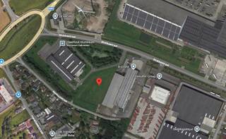 Duurzaam logistiek project met magazijn- en kantoorruimte, voorzien van uitgebreide laadinfrastructuur voor elektrische voertuigen en...