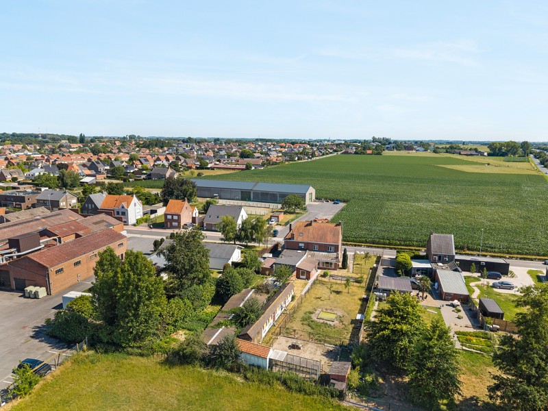 Halfopen gezinswoning met 3 slaapkamers (5 mogelijk), garage/doorgang en zonnige tuin op 500m2 - foto 2