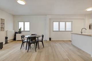 In a quiet, green and sporty environment, you will find this ground floor apartment with nice neighbors. Bus stops, doctors and other facilities are just a few minutes' walk away. The Blaarmeersen and the Watersportbaan are nearby, while you are only ten minutes away by bike in the center of Ghent.The apartment is part of a small residence without a syndic. The entire building was renovated in 2016 and this apartment was recently further modernized, including new appliances in the kitchen and new interior doors.Inside, an intermediate entrance leads to the spacious living space with parquet flooring (sanded and varnished in June), a cozy terrace and an open kitchen that is fully equipped. Thanks to the spacious living and dining area, you can decorate this space entirely according to your own taste.Through the hall you can reach two bedrooms and the bathroom. Along the way, you will find two storage rooms, the electricity cabinet and a first toilet. The master bedroom has space for a double bed and a large wardrobe and opens onto a second terrace. The bathroom with walk-in shower was renewed in 2021.The second bedroom, with an extra toilet, is multifunctional: perfect as a guest room, desk or space for a liberal profession. It has its own rear access, which can be retained or transformed into a window again.At the back of the residence, there is a spacious car park in a green environment. Bicycles can be placed in a separate storage room.You can consult Dewaele DIY's general terms and conditions at any time via dewaele.com