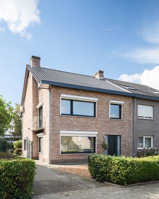 Deze instapklare gezinswoning ademt meteen 'thuis' het moment dat je binnen stapt. De woning heeft een heel open en lichtrijk karakter met rechtstreekse verbinding tot de prachtige tuin. We komen binnen langs de inkomhal met ingebouwde kasten van <strong>Hannemans</strong> die ons naar de open keuken leiden. In de keuken met eiland werd er 'colour block' gebruikt. De absolute eye catcher hier is de gerookte en geborstelde visgraatparket van <strong>Atelier Nathalie Verhofstede</strong> die doorheen de volledige keuken en leefruimte loopt. Beneden is het architecturale ontwerp van <strong>MAN architecten</strong>. De open keuken, leefruimte en zithoek laten de tuin écht binnenkomen, wat een heel rustgevend gevoel geeft. Op de eerste verdieping hebben we drie ruime slaapkamers, een nachthal met wederom ingebouwde kasten van Hannemans. Alsook een badkamer recent gerenoveerd met hangkast van <strong>Men-eer</strong>. Nog een verdieping hoger valt de mond pas echt open met een prachtige zolderrealisatie van <strong>Satho Living</strong>, de werken zijn uitgevoerd door <strong>Design@Home. </strong>Een prachtige ruimte met wederom een aparte badkamer met inloopdouche. Deze ruimte kan perfect aangewend voor een zelfstandig hoofd- of bijberoep of als studio/master bedroom. Bovendien zijn er zonnepanelen en een thuisbatterij voorzien. De woning is zeer functioneel ingericht. <br /><u>Verplichte vermeldingen:</u><br />Elektrische keuring: conform volgens het AREI.<br />EPC<strong> label B, 144 kWh</strong> (m2 jaar) (GEEN renovatieplicht), 192m2 bruto bewoonbare oppervlakte volgens het EPC. <br />Stedenbouw: in aanvraag ; woongebied, geen verkavelingsvergunning, geen rechtelijke herstelmaatregel of bestuurlijke maatregel, geen overstromingsgevoeligheid: P- score: A, G- score: A. <br />Schrijf je snel in voor een persoonlijke rondleiding tijdens de bezoekdag op<strong> zaterdag 24 Oktober, dit kan via taghnee@ocvastgoed.be of via +32 475 42 89 58</strong>.
