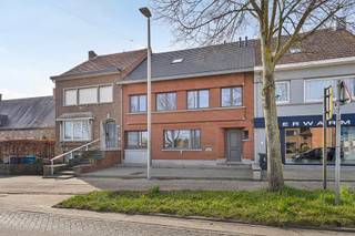 <div>
<div>
<div>Ben je op zoek naar een woning waar <strong>ruimte</strong> en <strong>mogelijkheden</strong> centraal staan? Dan is dit pand in <strong>Rillaar</strong> precies wat je zoekt! Met een indrukwekkende oppervlakte en een slimme indeling biedt deze woning alle troeven om uit te groeien tot een <strong>grote gezinswoning</strong> of zelfs <strong>twee wooneenheden</strong>.<br /><br /></div>
<div>Op het gelijkvloers geniet je van een <strong>moderne</strong>, volledig <strong>vernieuwde leefruimte</strong>. De bovenverdieping is klaar om jouw persoonlijke touch te krijgen: alle voorzieningen voor <strong>keuken</strong> en <strong>badkamer</strong> zijn aanwezig. Daarboven wacht een <strong>ruime zolder</strong> die je kan omtoveren tot extra slaapkamers, een hobbyruimte of een kantoor.<br /><br /></div>
<div>Buiten vind je een <strong>grote tuin</strong> en <strong>twee terrassen</strong> voor extra buitenplezier. De <strong>dubbele stockageruimte</strong> met elektrische poort biedt plaats voor extra opslag. Belangrijke werken zoals <strong>dak</strong>, <strong>elektriciteit</strong>, <strong>verwarming</strong> en <strong>leidingen</strong> zijn al uitgevoerd – een stevige basis om verder op te bouwen.<br />l voor wie <strong>groot wil wonen</strong>, maar ook voor <strong>investeerders</strong> die op zoek zijn naar een rendabele opportuniteit. De mogelijkheid om twee wooneenheden te creëren maakt dit een slimme zet voor de toekomst.<br /><br /></div>
<div><strong>Wil jij deze ruimte en mogelijkheden zelf ontdekken? Contacteer ons vandaag nog voor een bezoek op sven@immogve.be of 0486/400905.</strong></div>
</div>
</div>