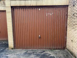 Gesloten garagebox te HUUR in residentie "Wind en Zee" te Koksijde. Deze garagebox bevindt zich in de Orchideestraat en dus vlakbij de zee.De garage...