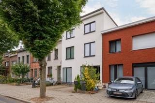 We komen in de woning via een ruimte inkomhal die naadloos overgaat in een zeer ruime living met open keuken.Grote raampartijen zorgen voor een open en warme sfeer. De leefruimte vloeit naadloos over in de prachtige, bloemrijke tuin met zonnig terras, een ideale plek voor ontspanning, gezellige diners en lange zomeravonden. De open keuken sluit perfect aan bij de leefruimte en is uitgerust met alle nodige toestellen. Dankzij de vlotte verbinding tussen keuken, eetplaats en zithoek ontstaat een aangename, huiselijke flow.-Eveneens op het gelijkvloers bevinden zich nog een ruime bureauruimte (ideaal voor thuiswerk) en een praktische wasplaats. Deze ruimte kan eveneens dienst doen als slaapkamer op het gelijkvloers, of als praktijkruimte met een aparte inkom.Een toilet en de toegang tot de zeer ruime kelder is toegankelijk via de leefruimte.Op de eerste verdieping zijn er twee grote slaapkamers, een grote dressing en een volledig uitgeruste badkamer. Op de tweede verdieping, die momenteel volledig is ingericht als zelfstandige wooneenheid, zijn er nog eens 3 slaapkamers, een keuken en een badkamer.Door het weghalen van 1 gyproc wand kan dit eenvoudig toegevoegd worden aan de rest van de woning. In totaal beschikt de volledige woning dus over minimum 5 slaapkamers, 2 badkamers, een praktijkruimte/bureau, en een oprit voor 2 auto's.Deze residentiële buurt staat bekend om haar rustige, familiale karakter en aangename leefomgeving, met scholen, winkels, parken en openbaar vervoer op korte afstand, en een vlotte verbinding naar de stad. Deze woning combineert hedendaags comfort met duurzaamheid dankzij een uitstekende energiescore A, 18 zonnepanelen en geavanceerde domoticasturing. Hier geniet je van modern wonen met lage energiekosten en optimaal gebruiksgemak. Door de vele mogelijkheden met de woning is dit een geschikt pand voor een groot gezin, een woning met de mogelijkheid om een gedeelte als zorgwoning te gebruiken, of mensen die een zelfstandige activiteit aan huis willen uitvoeren.Kortom zeker een bezoek waard.Graag een bezoek inplannen?☎️ 0472 74 03 15✉️ wim@lefevervastgoed.beWeergegeven oppervlakte is overgenomen van het EPC en louter indicatief.