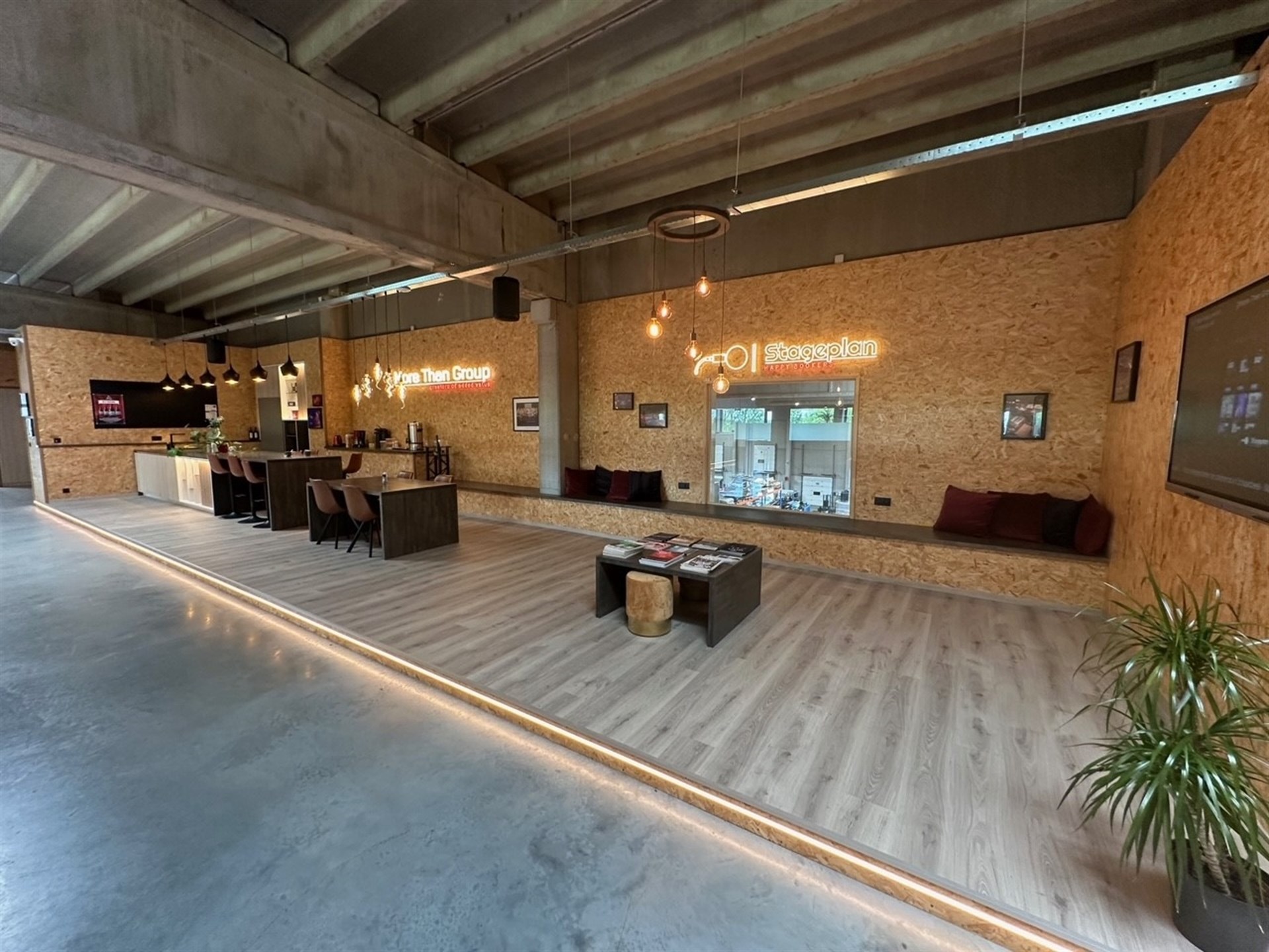 Kantoorruimte circa 150m² + gemene ontvangstruimte, keuken, vergaderzalen... - foto 1