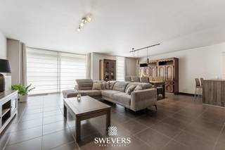Voor meer info en foto’s, surf naar www.swevers.be – Dit gelijkvloers appartement van 97 m² aan de Harmoniestraat in Beringen ligt op wandelafstand van het centrum en biedt tal van mogelijkheden. Het beschikt over twee slaapkamers, een open leefruimte met ingerichte keuken, en een riant zuidgericht terras van 26,2 m². Daarnaast krijgt de koper een eigen parkeerplaats in de ondergrondse garage en een aparte kelderberging, wat samen met de lift en toegankelijkheid voor mindervaliden zorgt voor extra comfort. Het gebouw dateert van 2007, is uitstekend onderhouden en instapklaar, met een recente ketel en maandelijkse kosten van €126. Dankzij de rustige ligging vlak bij winkels, openbaar vervoer, scholen en de E313 is het pand even geschikt als eigen thuis als als verhuurinvestering. Heeft dit pand uw interesse gewekt? Neem vandaag nog contact met ons op! Tel. 011 255 155 Bron bewoonbaar oppervlak: EPC