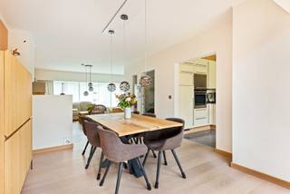 Bent u op zoek naar een ruime en praktisch ingedeelde woning op een uitstekende ligging in Aartselaar?<br />Dan is deze verzorgde bel-etagewoning in de Gustaaf De Smetlaan absoluut een bezoek waard.<br /><br />De woning combineert een aangename woonindeling met een centrale, doch rustige ligging nabij winkels, scholen, openbaar vervoer en belangrijke invalswegen zoals de A12 richting Antwerpen en Brussel.<br /><br />Op het gelijkvloers bevindt zich een ruime garage, ideaal voor wagen, fietsen en extra opslagruimte. <br /><br />Via de inkomhal kan u via een trap de leefverdieping op het eerste verdiep bereiken waar u kunt genieten van een lichtrijke woonkamer met aangename leefruimte en aansluitend de keuken. Dankzij de grote raampartijen geniet de woning van veel natuurlijke lichtinval.<br /><br />Op de bovenverdieping bevinden zich de slaapkamers, wat zorgt voor een comfortabele en functionele indeling voor gezinnen of koppels die extra ruimte wensen.<br /><br />Troeven van deze woning:<br /><br />Gelegen in een rustige woonwijk te Aartselaar<br />Voldoende parkeerplaats met garage en oprit<br />Ruime en lichtrijke leefruimtes<br />Kindvriendelijke buurt<br />Uitgevoerde energetische renovaties : warmtepomp/airco, buitenschrijnwerk, dakisolatie, zonnepanelen<br /><br />Een ideale woning voor wie comfortabel wil wonen op een centrale locatie in Aartselaar.