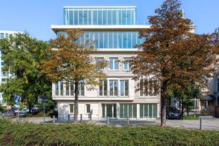 Dit hoogwaardig afgewerkt kantoorgebouw is gelegen op een zichtbare hoek locatie aan de Desguinlei en de Karel Oomsstraat, in de gewilde Markgravewijk, net binnen de Antwerpse Binnensingel. De uitstekende bereikbaarheid maakt deze locatie bijzonder interessant voor professionals, dienstverleners en handelaars die op zoek zijn naar een kantoorruimte met uitstraling én vlotte verbindingen. Dankzij de nabijheid van de opritten Berchem (E19/E34), het station Antwerpen-Berchem, en diverse tram- en busverbindingen voor de deur, is het gebouw eenvoudig bereikbaar en biedt de prominente ligging bovendien extra zichtbaarheid en commerciële meerwaarde.<br /> <br />Dit gerenoveerde kantoorgebouw naar ontwerp van sculp[IT]architecten omvat maar liefst 6 niveaus, met een totaal bruikbaar oppervlak van ca. 425 m², aangevuld met een privatief terras op de bovenste verdieping. Het geheel is recent volledig gerenoveerd/opgetopt met oog voor kwaliteit, comfort en hedendaags design.<br /> <br />Indeling:<br />•Kelder: 55 m² – ideaal voor archief, stockage of technische installaties<br />•Gelijkvloers: 85 m² – representatieve inkomhal en polyvalente kantoorruimte of afzonderlijke (handels/horeca ruimte) <br />•1e verdieping: 95 m² – open werkruimte of mogelijkheid tot indeling in kantoren<br />•2e verdieping: 85 m² – aansluitende kantoorruimte, vergaderruimte mogelijk<br />•3e verdieping: 65 m² – lichtrijke verdieping, bijv. directiekantoor of lounge<br />•4e verdieping: 40 m² – afgewerkt met een privé terras van 6 m²<br /><br />Uitzonderlijk mooi afgewerkt kantoorgebouw, contacteer ons nu voor meer info of een bezoek ter plaatse!