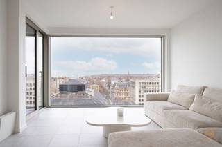 <p><span>Instapklaar app. met spectaculair & uniek zicht over de stad (verd 10) in de befaamde Antwerp Tower gelegen op een toplocatie naast het Operahuis en nabij zowel het Centraal Station als de Meir. Ideaal als woonst of investering. Dit schitterend app. met ca 95 m² bew.opp. bestaat uit een open ingerichte keuken met aansluitende berging en open leefruimte. Twee stijlvolle kamers wo 1 over een inpandig terras beschikt met een ongelooflijk prachtig zich over Antwerpen. Mooie doucheruimte met dubbele wastafel + apart toilet. Extra berging op de gang inbegrepen. Ondergrondse staanplaats in optie aan 40.000. </span></p><p><span>Dit app. combineert comfort en een unieke beleving nabij de bruisende winkelstraten. </span></p><p><span>Een prima ligging met internationale uitstraling. Uitstekende investering in hartje Antwerpen!</span></p><p><span> </span></p><p><span>Extra's: </span></p><p><span> </span></p><p><span>* ontvangstruimte aan de receptie beneden</span></p><p><span>* vloerverwarming rondom</span></p><p><span>De toren is stoer en stevig: een massief geheel van gepolijste betoncomponenten met witte marmergranulaten en de lichtgouden accenten van de venster. Antwerp Tower slaat een brug tussen een roemrijk verleden en een uitnodigende toekomst. </span></p><p><span>Tijdloos elegant, stijlvol eigentijds!</span></p><p><span> </span></p><p><span> </span></p><p><span> </span></p><p><span> </span></p>