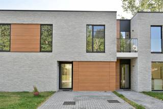 <p><span>Op zoek naar een recente nieuwbouwwoning waar hedendaags wooncomfort, energiezuinigheid en een aangename ligging samenkomen? In een rustige en residentiële omgeving in Schriek bevindt zich deze stijlvolle ééngezinswoning, recent opgetrokken volgens de huidige normen en uitgerust met moderne technieken. Dankzij de ruime indeling, vier slaapkamers, twee badkamers, inpandige garage en aangename tuin vormt deze woning een ideale thuis voor wie ruimte en comfort weet te waarderen.</span></p><p><span>Bij het betreden van de woning komt u binnen in een centrale inkomhal die als verbindingsas doorloopt richting de leefruimte. Vanuit deze hal heeft u toegang tot het gastentoilet, de inpandige garage, een praktische berging en de afzonderlijke technische ruimte. Verderop opent de woning zich naar de lichtrijke leefruimte met open keuken, die samen het centrale hart van de woning vormen. De keuken is volledig uitgerust met de nodige toestellen en sluit mooi aan bij de eet- en zithoek. Grote raampartijen zorgen voor een aangename natuurlijke lichtinval en creëren een mooie verbinding met de tuin.</span></p><p><span>De inpandige garage vormt daarbij een bijkomende praktische troef. U parkeert uw wagen comfortabel in de woning en beschikt tegelijkertijd over extra ruimte voor fietsen, materiaal of stockage.</span></p><p><span>Op de eerste verdieping geeft de nachthal toegang tot maar liefst vier volwaardige slaapkamers. Hierdoor leent de woning zich uitstekend voor een gezin, maar is er eveneens voldoende ruimte voor de inrichting van een thuisbureau, hobby- of logeerkamer. De badkamer is ingericht met een ligbad en badkamermeubel, terwijl de afzonderlijke douchekamer beschikt over een inloopdouche en een tweede badkamermeubel. Een apart toilet op deze verdieping maakt het geheel compleet.</span></p><p><span>Ook buiten wordt de woning mooi en compleet afgewerkt. De privatieve tuin beschikt over een aangename terraszone en zal volledig worden omheind, zodat u hier volop van de nodige privacy kunt genieten. Daarnaast is reeds een plateau voorzien waarop, indien gewenst, optioneel een tuinhuis kan worden geplaatst om het geheel volledig af te werken.</span></p><p><span>Ook op energetisch vlak is deze recente woning helemaal klaar voor de toekomst. De woning werd geïsoleerd volgens de huidige normen en is uitgerust met vloerverwarming in combinatie met een warmtepomp. Zonnepanelen dragen verder bij aan een energiezuinig verbruik. Daarnaast is er een regenwaterput voorzien, waarmee ook op het vlak van watergebruik wordt ingezet op hedendaags en duurzaam wooncomfort.</span></p><p><span>De rustige ligging in Schriek vormt daarbij een bijkomende troef. U woont hier aangenaam en residentieel, terwijl het centrum van Schriek en de nodige winkels, scholen en andere dagelijkse voorzieningen vlot bereikbaar zijn. Ook omliggende gemeenten en belangrijke verbindingswegen zijn makkelijk te bereiken, waardoor rustig wonen hier hand in hand gaat met een goede bereikbaarheid.</span></p><p><span>Deze woning combineert energiezuinig wonen, een bijzonder ruime indeling en hedendaags comfort met een rustige ligging in Schriek. Kom samen deze woning met ons ontdekken. Contacteer Dupont Vastgoed via 015/15 15 15 voor meer informatie of een bezoek ter plaatse.</span></p>