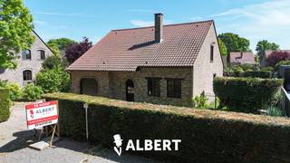 Op zoek naar een ruime instapklare ééngezinswoning met tuin op een rustige locatie? Deze woning met bewoonbare opp. van 266m² (bron EPC) is gelegen in Diepenbeek, op een mooi zuidgericht perceel van 788m² met grote tuin. Het bijgebouw biedt ook veel mogelijkheden voor hobbyisten, of als plaats voor een mobilhome.<br />De woning ligt vlakbij al de verbindingswegen naar Diepenbeek centrum, Genk of Hasselt. Met in de nabije omgeving sportmogelijkheden, openbaar vervoer en scholen.<br />Indeling:<br />* Kelder (41m²)<br /><br />* Gelijkvloers:<br />Inkomhal<br />Toilet<br />Bureau<br />Woonkamer (36m²)<br />Keuken <br />Wasplaats/Berging<br />Slaapkamer 1 (14m²)<br />Badkamer<br />Inpandige garage <br /><br />Bijgebouw (38m²) met veel mogelijkheden (incl. werkput) en hoge deuren (2.80m)!<br /><br />* Eerste verdieping:<br />Nachthal<br />4 Ruime slaapkamers (18m², 18m², 14m², 14m²)<br />Hobbykamer/Bureau (17m²) met toegang tot zolderberging<br /><br />* Bijzonderheden:<br />Ruime woning met enorm veel potentieel<br />Omheinde zuidgerichte tuin<br /><br />*EPC-C : Energiezuinige woning zonder renovatieplicht!<br /><br />Wens je meer informatie over dit unieke pand of graag een bezoek inplannen? Contacteer Nathalie 0477 493871 of nathalie.poelmans@albert.immo of bezoek onze website albert.immo.<br />Bij Albert kom je thuis!